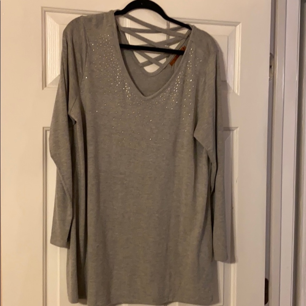 Long sleeve, soft cotton, with small rein stones.